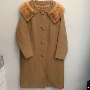 Women’s Vintage Tweed Button Camel Coat.  Real Fur Collar. Lined.  Size Medium